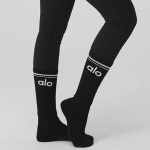 ALO Yoga Throwback Crew Socks in Black w/White Logo — Unisex — Size M/8–11.5